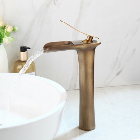 Hoge stijlvolle watervalkraan