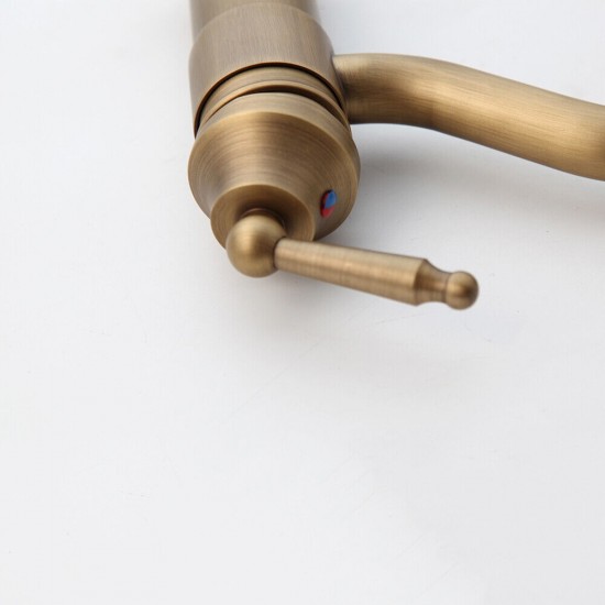 Mooie nostalgisch bronskleurige wastafel mengkraan