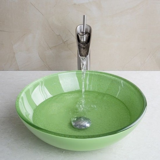 Geborsteld nikkel afgewerkte wastafel kraan Ovi met groene hand geschilderde glazen waskom