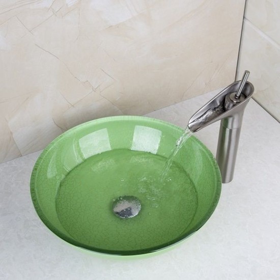 Geborsteld nikkel afgewerkte wastafel kraan Ovi met groene hand geschilderde glazen waskom