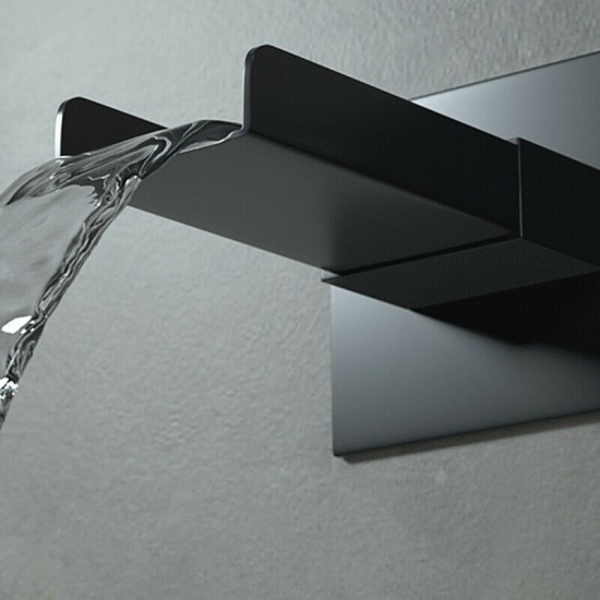 Waterval uitloop in het zwart